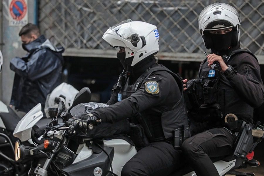 Συναγερμός στο Κορωπί: Έριξε το αυτοκίνητό του σε μπλόκο της ΕΛ.ΑΣ.