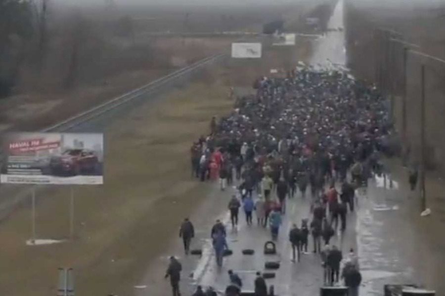 Ουκρανία: Πολίτες μπαίνουν μπροστά για να μη φτάσουν οι Ρώσοι σε πυρηνικούς σταθμούς