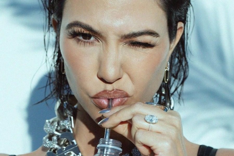 Η Kourtney Kardashian ξέρει ποιο είναι το trendy μανικιούρ του καλοκαιριού