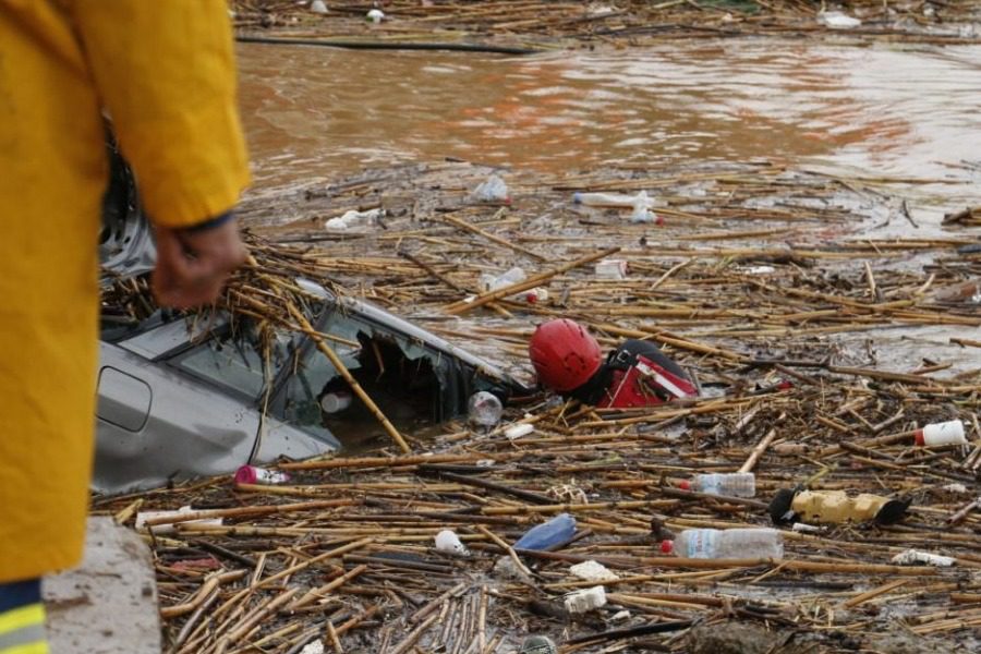 Συγκλονίζει ο σύζυγος της 50χρονης στην Κρήτη: «Την είδα να επιπλέει, την έκρυβαν τα σκουπίδια»