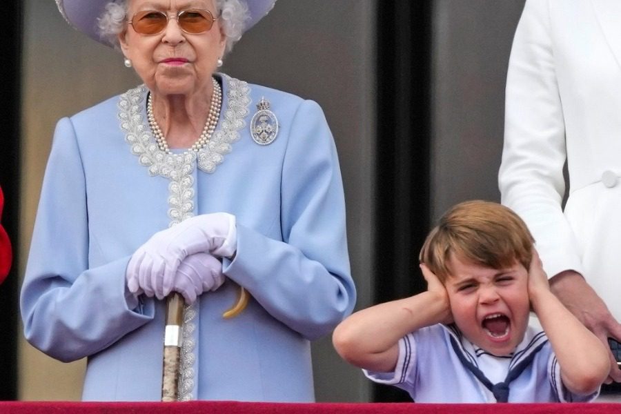 Οι αντιδράσεις του πρίγκιπα Louis έκλεψαν την παράσταση στη γιορτή της βασίλισσας Ελισάβετ