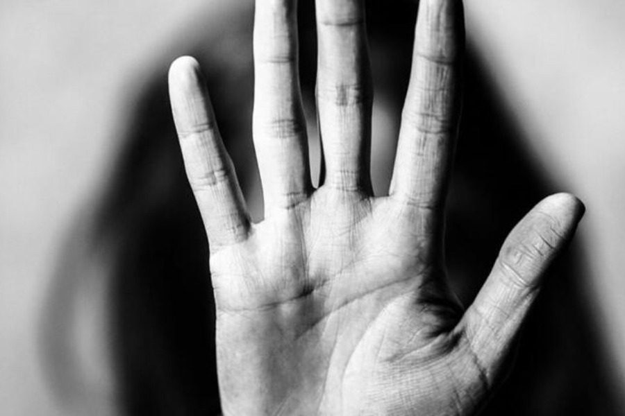 Κακοποιούσε γυμνή τη γυναίκα του