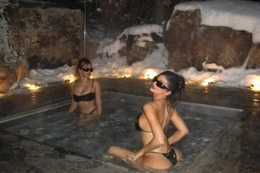 H Kylie Jenner φορά το βινύλ μαγιό της στα χιόνια