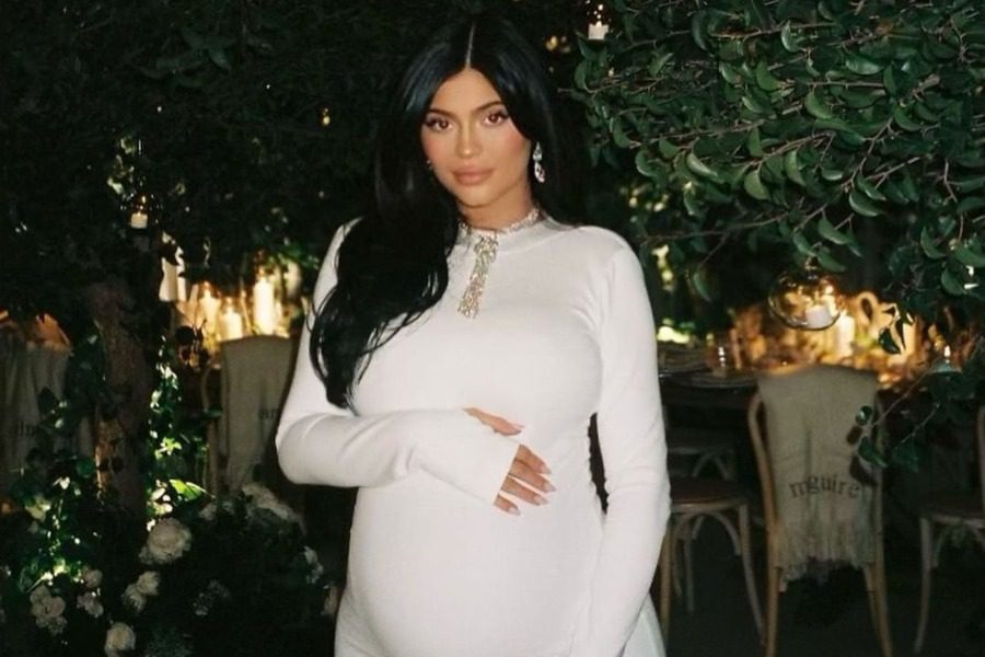 Kylie Jenner: Γέννησε και παρουσιάζει το νέο μέλος της οικογένειας 