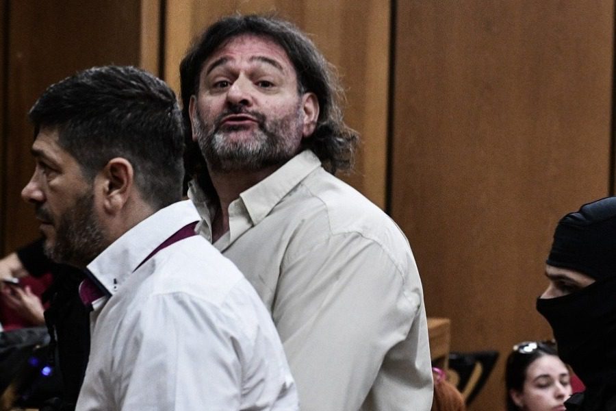 Προκλητικός ο Λαγός στη δίκη της Χ.Α.: «Θα το ξεφτιλίσουμε το δικαστήριό σας»