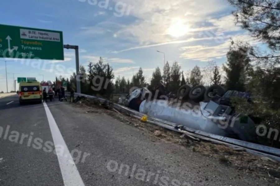 Εθνική Οδός Αθηνών ‑ Θεσσαλονίκης: Βυτιοφόρο ανατράπηκε στη Λάρισα ‑ Κίνδυνος έκρηξης