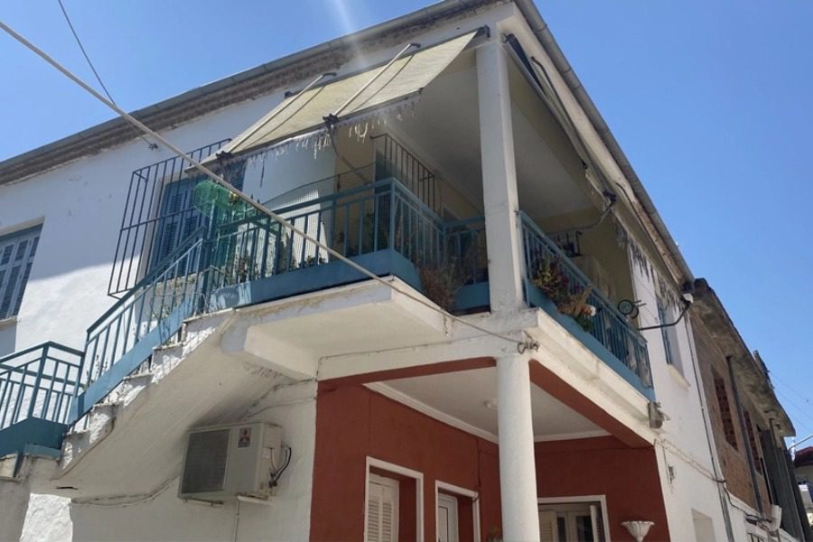 Λάρισα: Σε σπίτι «φυλακή» με αλυσίδες και κάγκελα στα παράθυρα είχε κλείσει την 51χρονη 