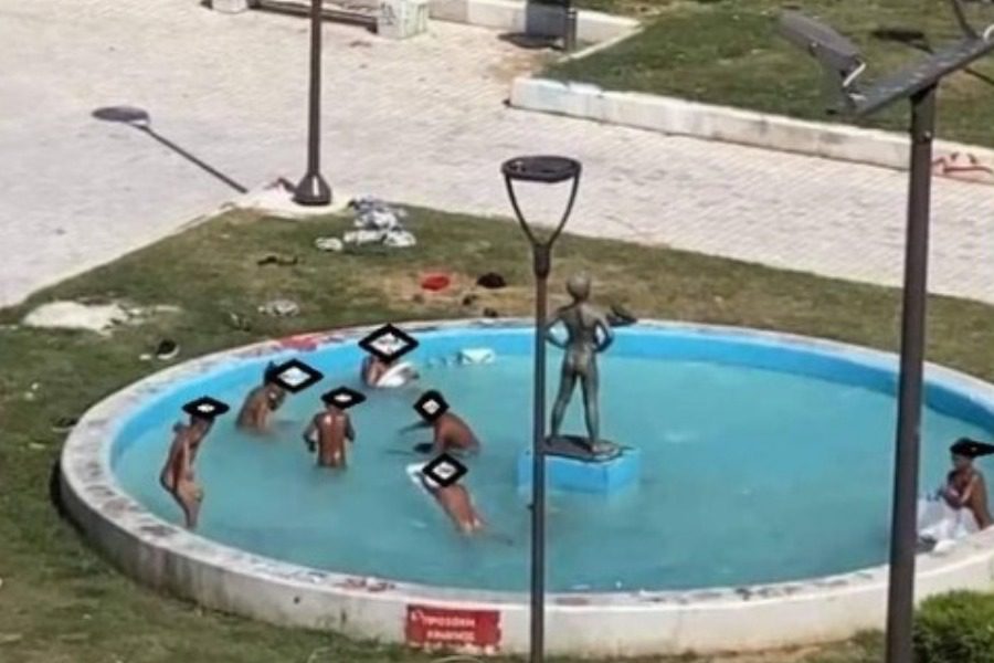 Θεσσαλονίκη: Φωτογραφία με ανήλικα σε σιντριβάνι προκαλεί αντιδράσεις