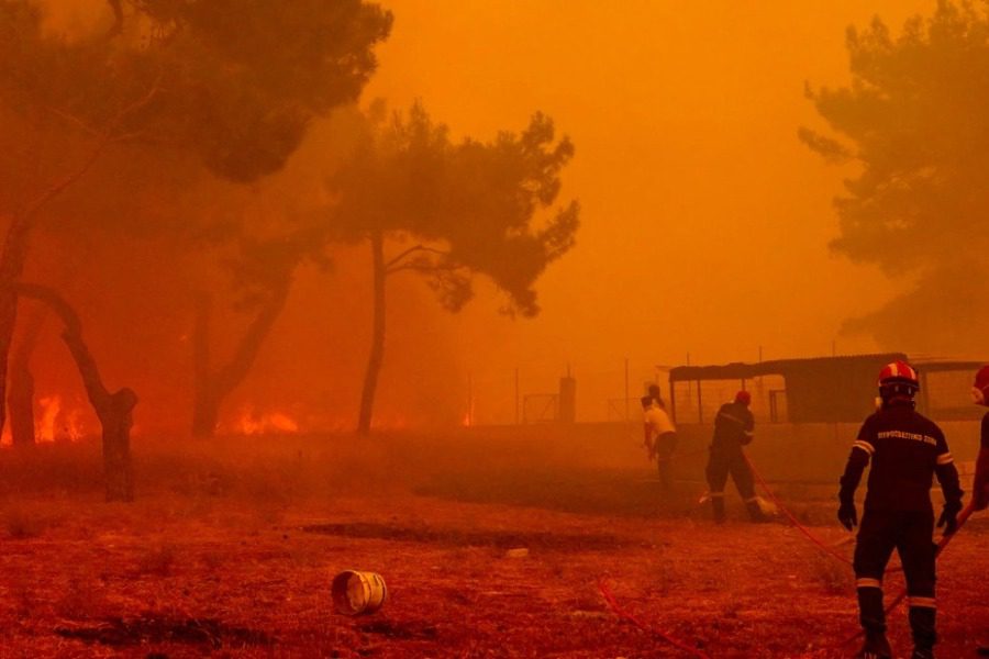 Εφιαλτικές στιγμές στη Λέσβο: Κλαίγοντας οι κάτοικοι φεύγουν από Βρίσα και Σταυρό 