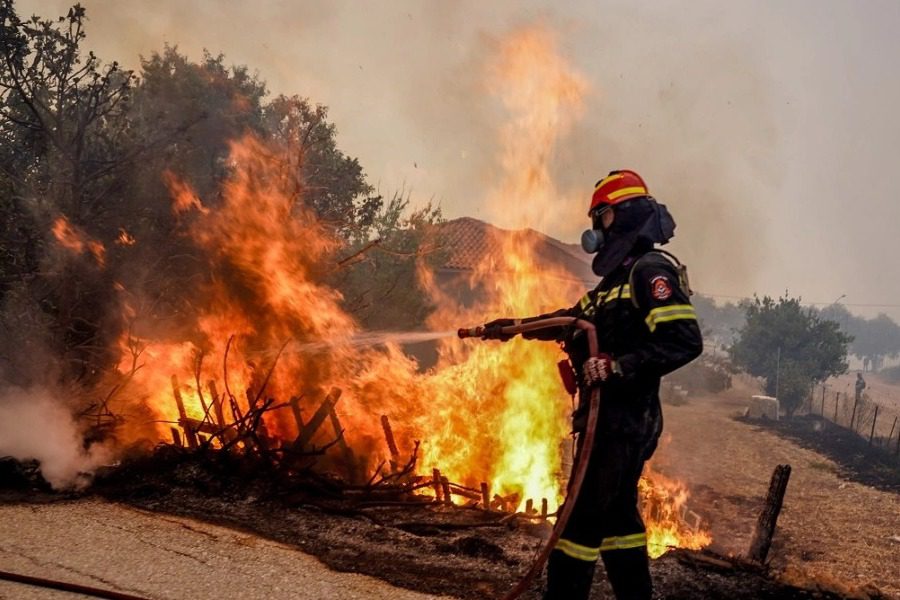 Φωτιά στη Λέσβο: Εκκενώνεται η Βρίσα