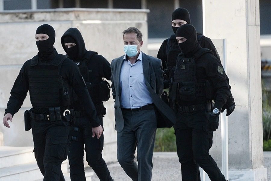 Αλκοόλ, ναρκωτικά και συναντήσεις με ανήλικους στο διαμέρισμά του Λιγνάδη