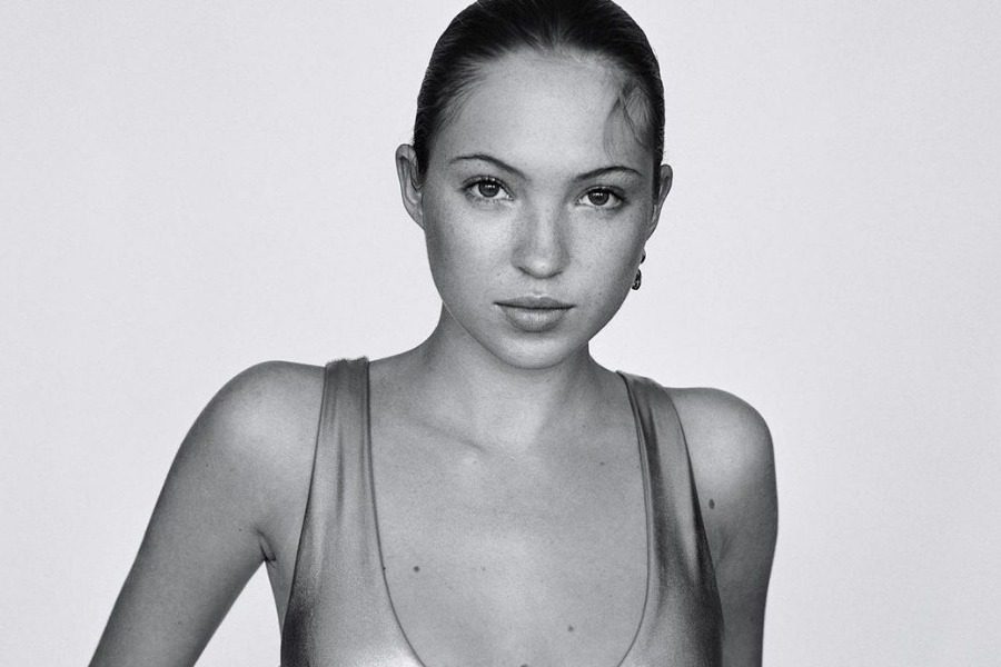 To super λαμπερό πρόσωπο της Lila Moss είναι τάση για το 2022