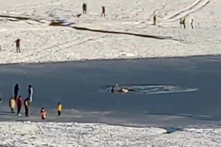 Λίμνη Πλαστήρα: Έσπασε ο πάγος και επισκέπτες βρέθηκαν μέσα στο  παγωμένο νερό