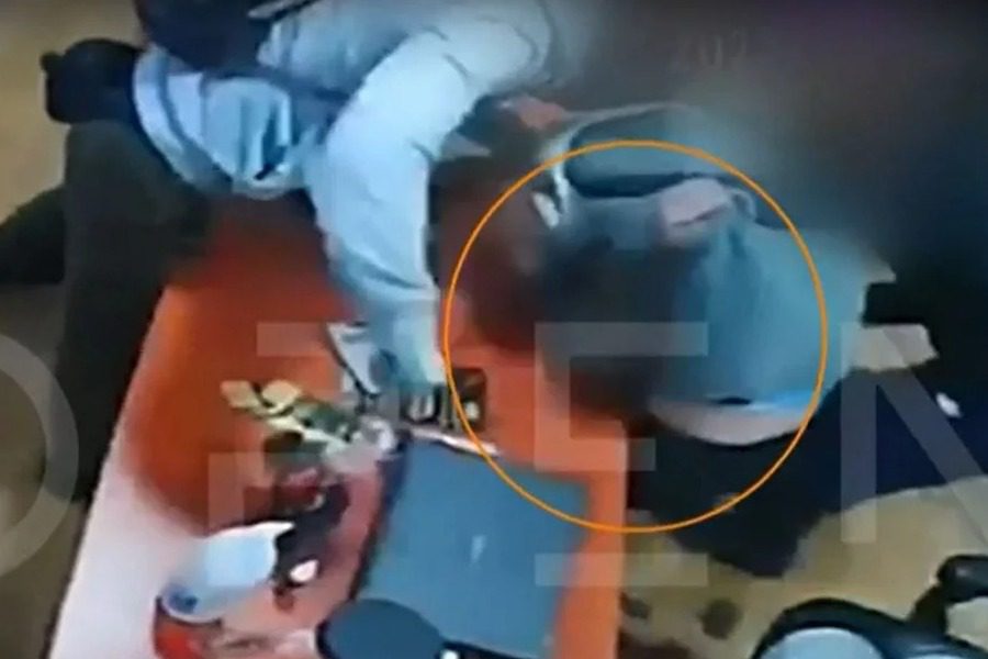 Σοκαριστικό βίντεο: Ληστές μαχαίρωσαν γυναίκα υπάλληλο που αντιστάθηκε, στο κέντρο της Αθήνας