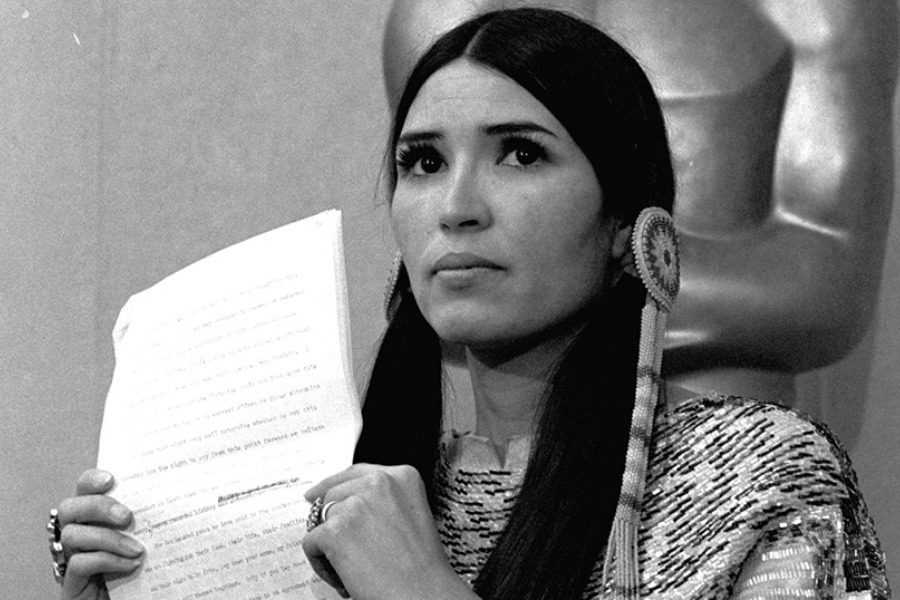 Sacheen Littlefeather: Πέθανε η Ινδιάνα που αρνήθηκε να παραλάβει το Όσκαρ του Μάρλον Μπράντο