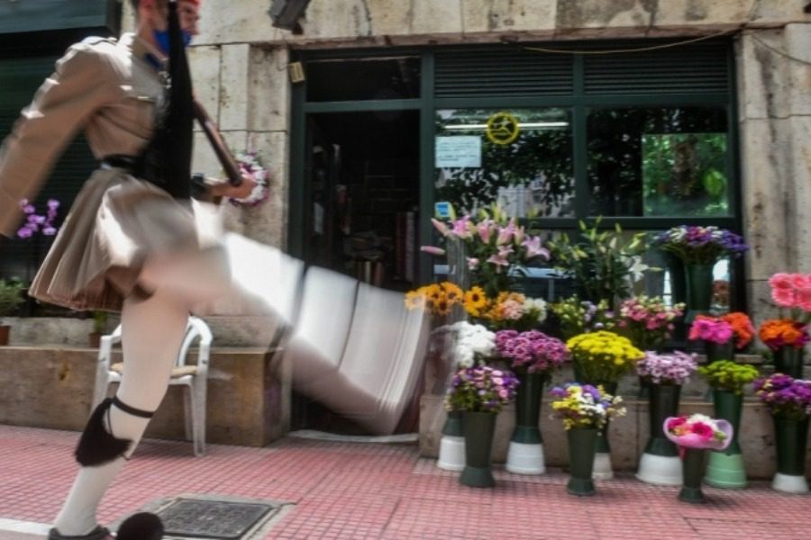 Πελάτης ανθοπωλείου παρήγγειλε μία ανθοδέσμη για την σύζυγο και μια για την ερωμένη του