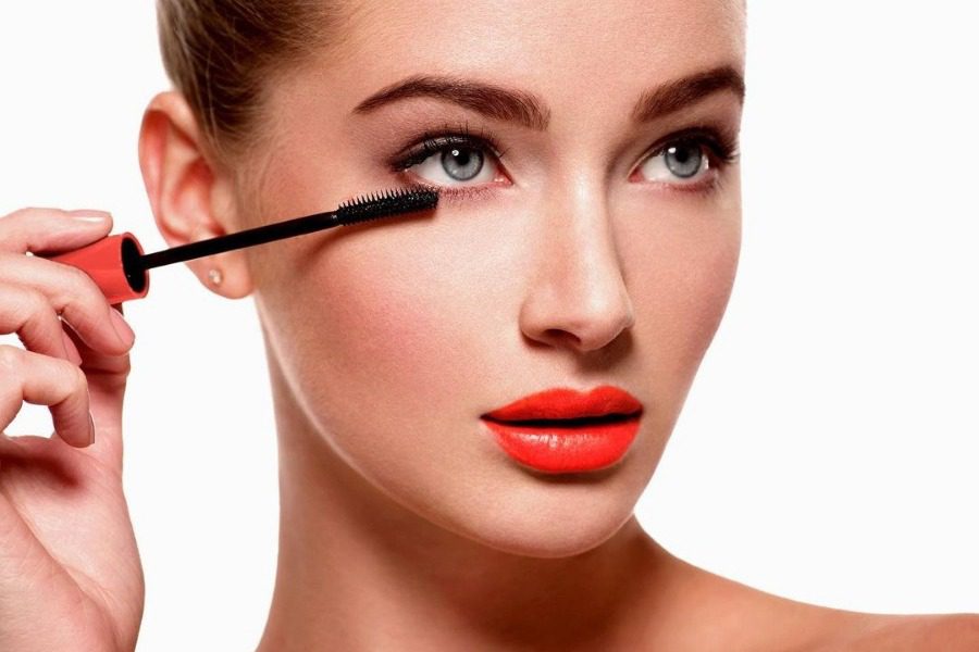 Δοκίμασε αυτό τo γρήγορο τρικ για να αποκτήσεις καμπυλωτές βλεφαρίδες