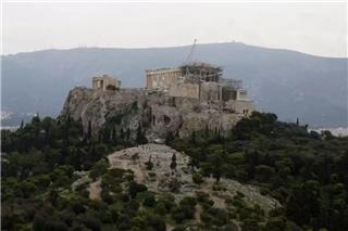 Σοκ: Επεσε από τα βραχάκια του Αγίου Παύλου στην Ακρόπολη, ενώ έβγαζε φωτογραφία