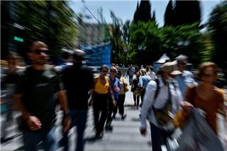 Η κυβέρνηση διαψεύδει το μειωμένο ωράριο στα καταστήματα
