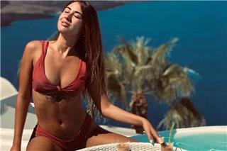 Έλενα Κρεμλίδου: Ποζάρει μόνο με τις ζαρτιέρες και μας κάνει το καλύτερο δώρο