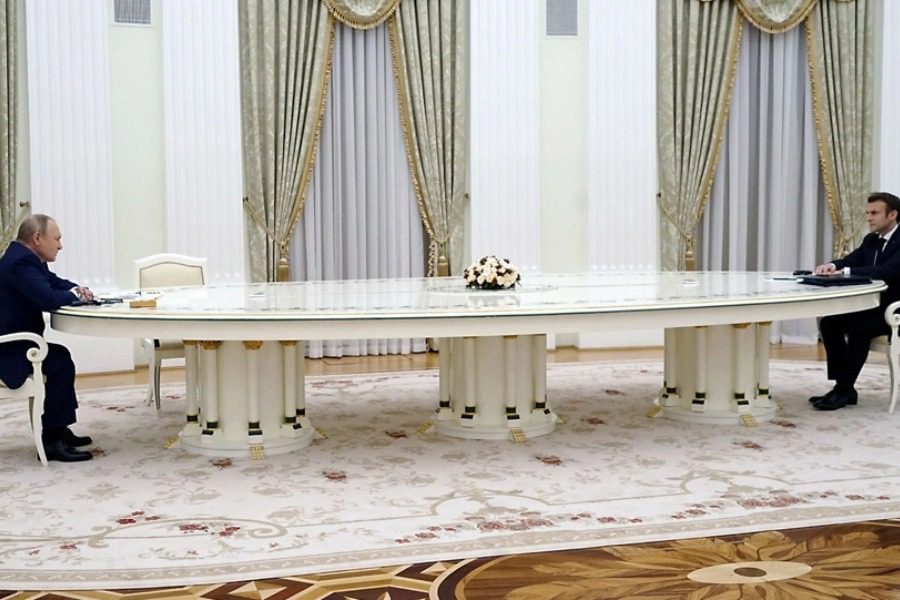 Υπήρχε λόγος που ο Μακρόν ήταν 4 μέτρα μακριά από τον Πούτιν