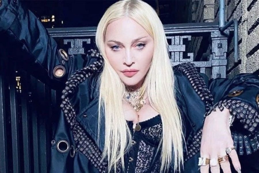 Η Μαντόνα ποζάρει τόπλες και ενοχλεί τους followers της
