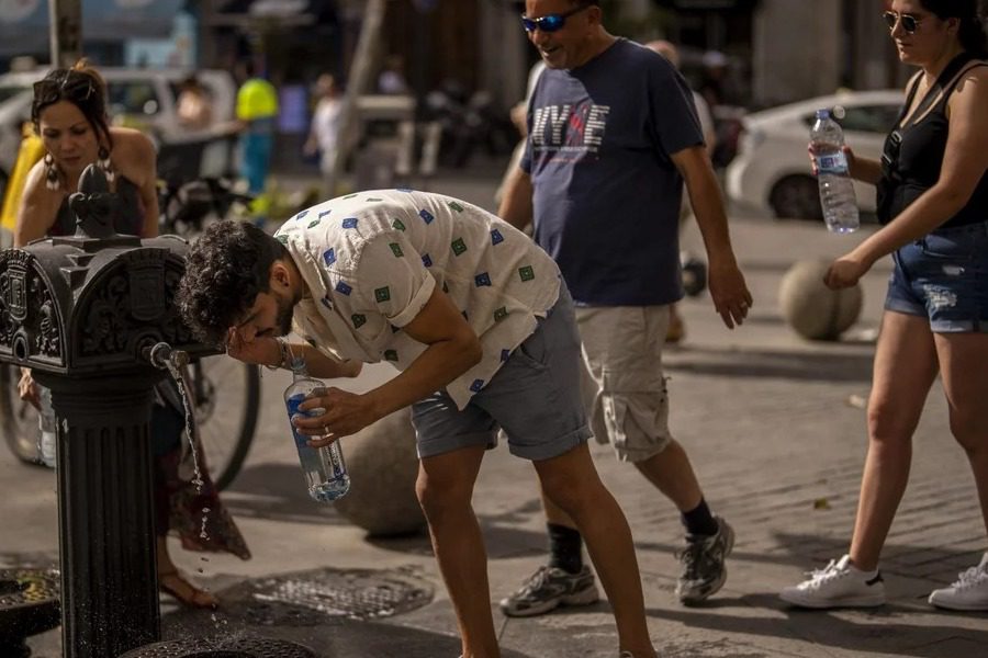 «Λιώνει» η Ευρώπη από τη ζέστη: Πρωτοφανές κύμα καύσωνα σε Γαλλία, Ισπανία και Γερμανία 