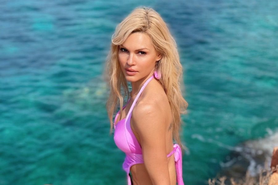 Η Βίκυ Κάβουρα αφήνει ελάχιστα στη φαντασία με το μαγιό της