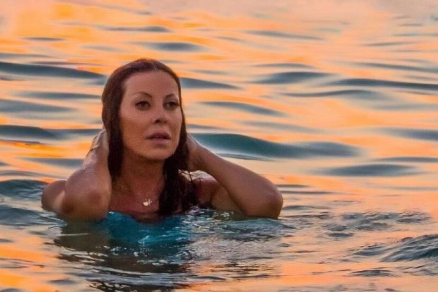 Η Αντζελα Δημητρίου ως αναδυόμενη Αφροδίτη βγαίνει από τη θάλασσα
