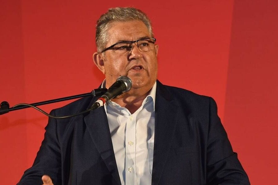 Βαρύ ζεϊμπέκικο από τον γενικό γραμματέα του ΚΚΕ