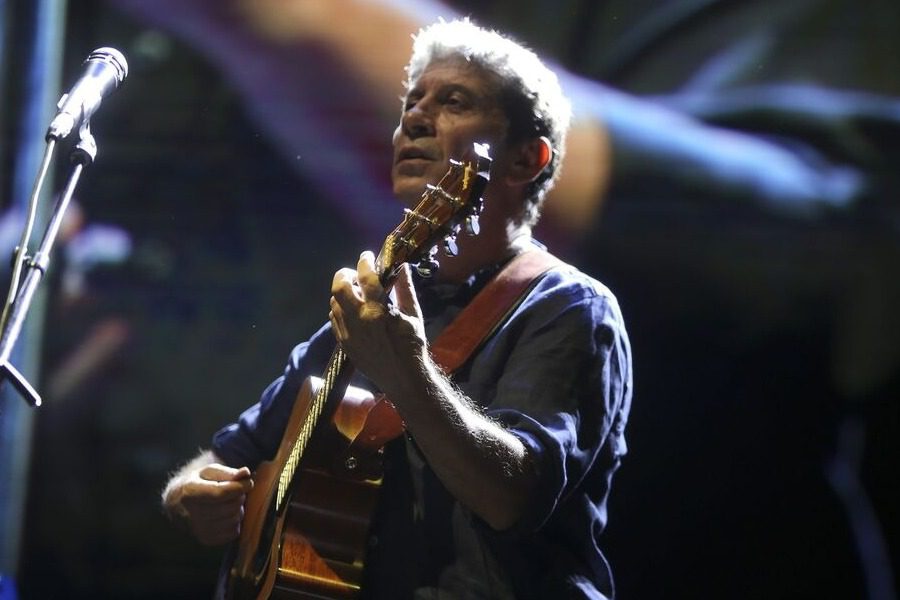 «Βιαστής είναι»: Τι συνέβη τελικά στη συναυλία του Σωκράτη Μάλαμα με το πανό για τον Λιγνάδη