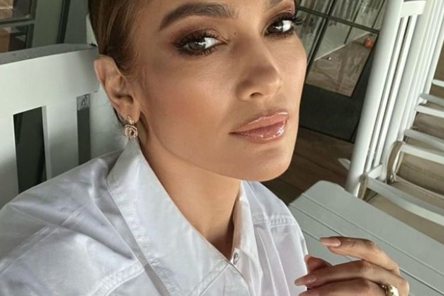 Αυτό το μανικιούρ της Jennifer Lopez είναι ο,τι πιο λαμπερό έχεις δει