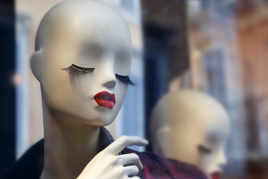 Γιατί οι Ταλιμπαν πριονίζουν τα κεφάλια των μανεκέν