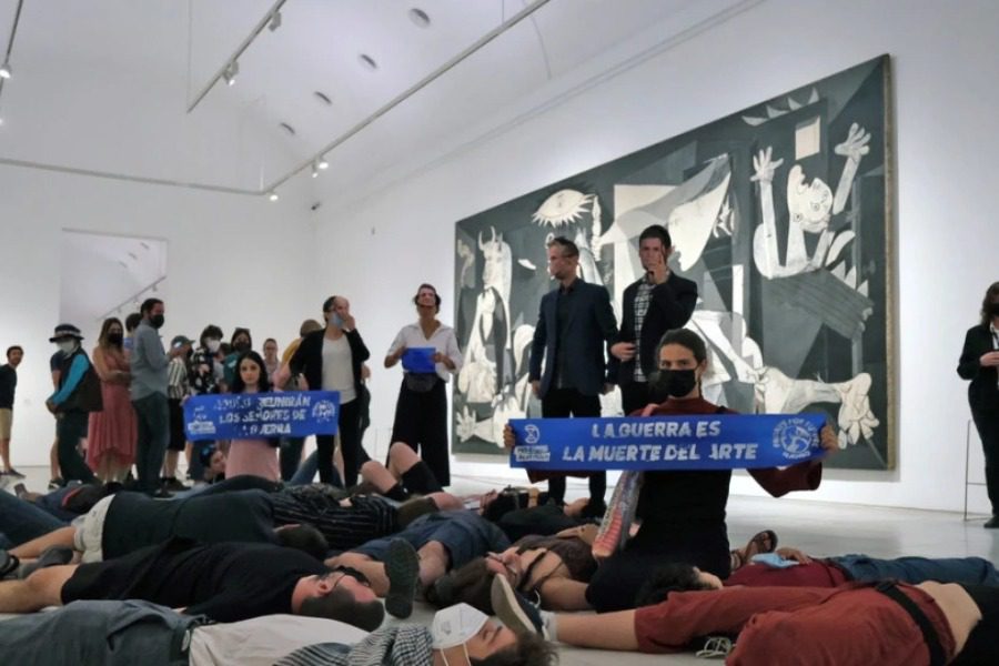 Ισπανία: Ακτιβιστές ξάπλωσαν παριστάνοντας τους νεκρούς μπροστά από την Γκουέρνικα του Πικάσο
