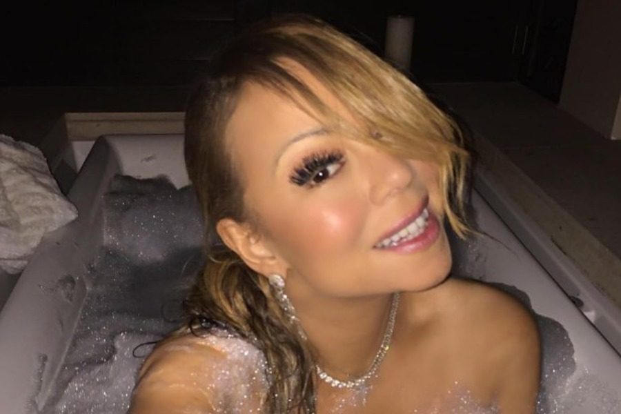 Η Mariah Carey στη μπανιέρα της ετοιμάζεται για τις γιορτές, από τώρα