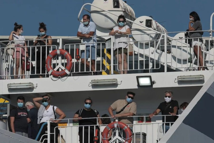 Υποχρεωτική η μάσκα σε ταξί και εσωτερικούς χώρους πλοίων