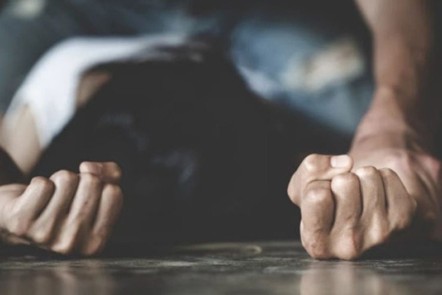 Λάρισα: Την έσυρε από τα μαλλιά και την εγκατέλειψε στην ερημιά επειδή αρνήθηκε να συνευρεθεί με άνδρες