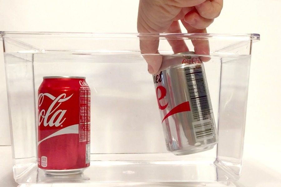 Γιατί η κλασική Coca‑Cola βυθίζεται στο νερό, ενώ το κουτάκι της Diet Coke επιπλέει; 