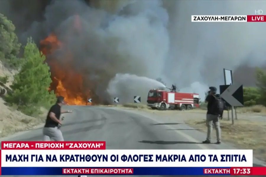 Καρέ ‑ καρέ η στιγμή που φουντώνουν οι φλόγες και κυκλώνουν το συνεργείο του ΣΚΑΪ 