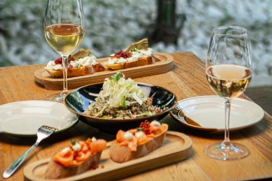 8 μέρη στο κέντρο της Αθήνας για να δώσεις ραντεβού για κρασί και finger food