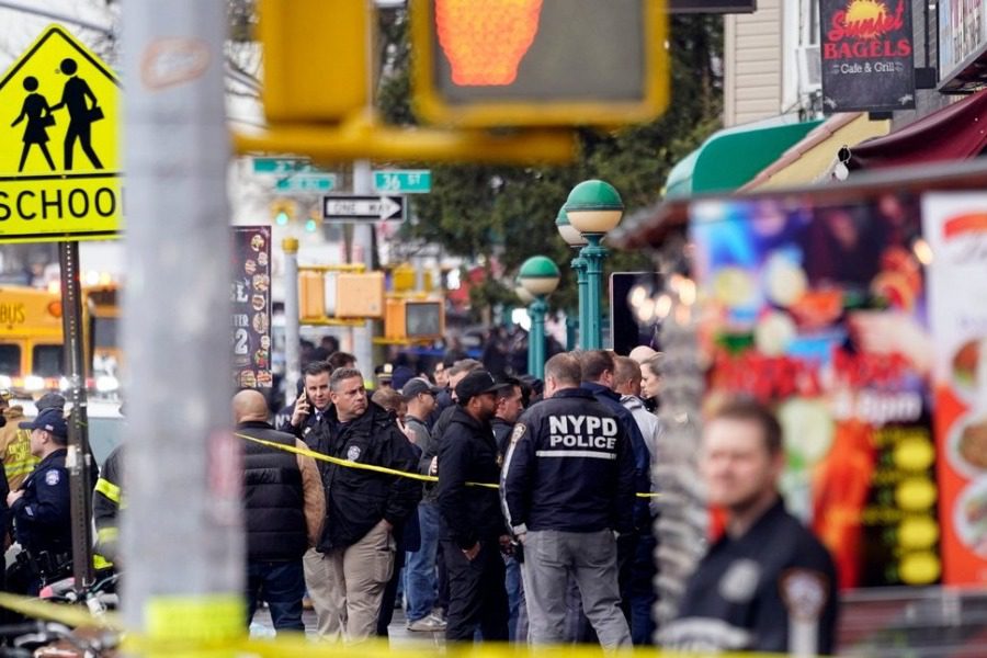 Πυροβολισμοί στη Νέα Υόρκη: Πέταξε καπνογόνο και άρχισε να πυροβολεί