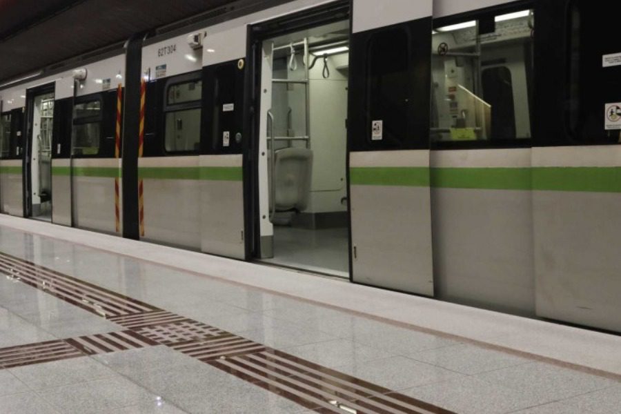 Αναστάτωση στον σταθμό Πανεπιστήμιο από πτώση άνδρα στις γραμμές