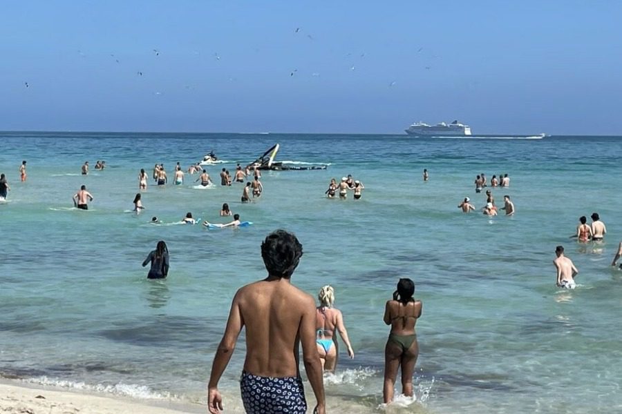 ΗΠΑ: Σοκάρει βίντεο ελικοπτέρου που πέφτει στη θάλασσα λίγα μέτρα από τον κόσμο