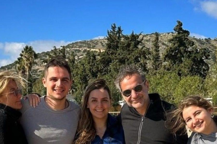Ξυπόλητη στην παραλία η οικογένεια Μητσοτάκη