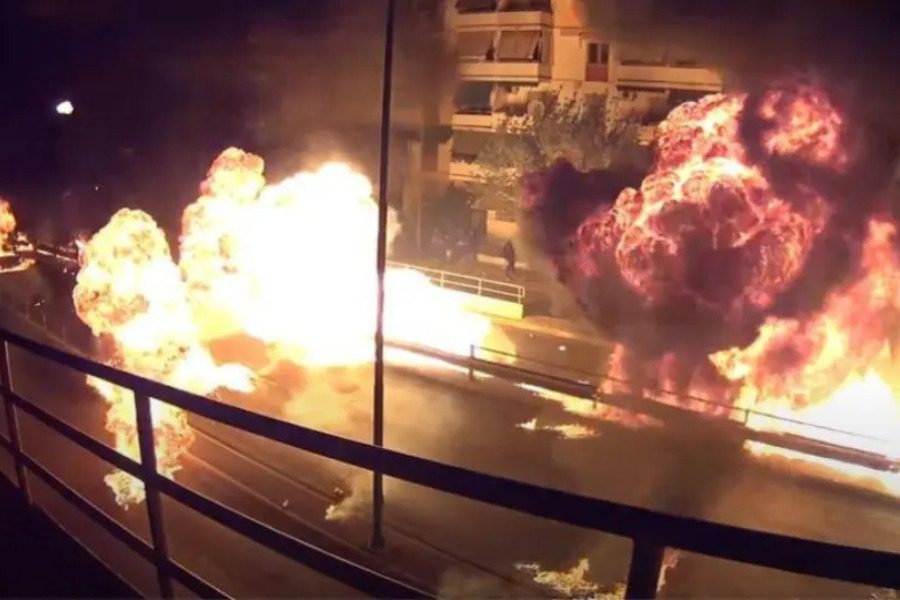 «Βροχή» από μολότοφ και φέτος μετά το άκουσμα του «Χριστός Ανέστη» στο Νέο Κόσμο