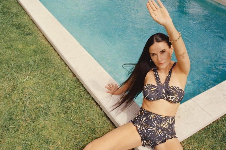 Demi Moore: Οι πόζες της στο απέραντο γαλάζιο της Ελλάδας είναι το κάτι άλλο