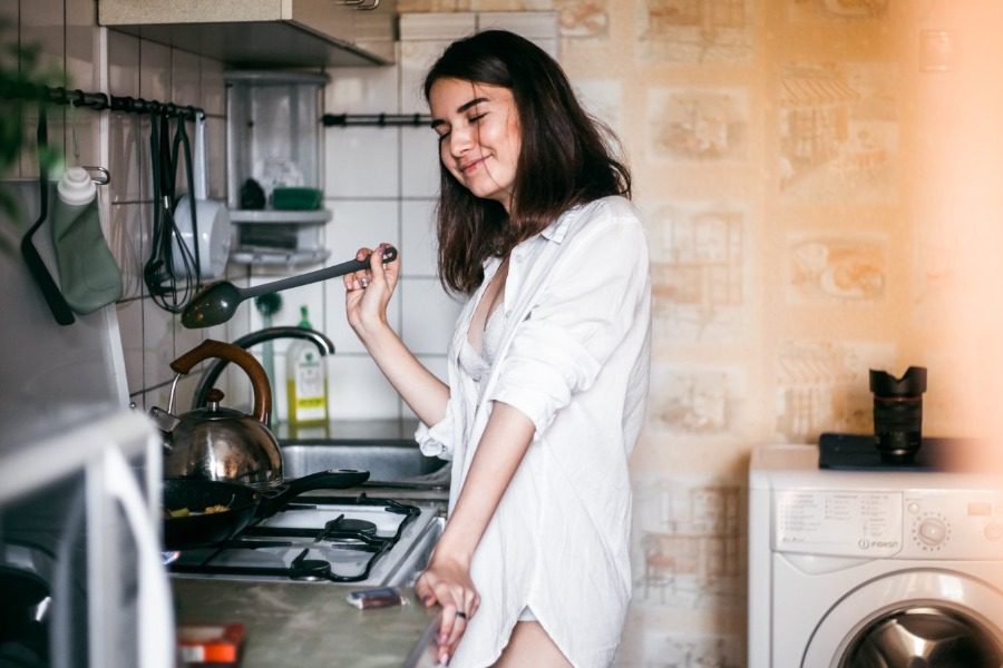 10 τραγούδια για να ξυπνήσεις με κέφι το πιο όμορφο πρωινό της εβδομάδας