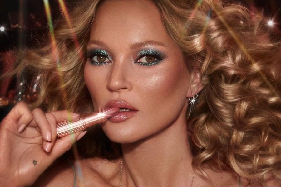 Η Kate Moss ξέρει το μυστικό για ενυδατωμένα χείλη