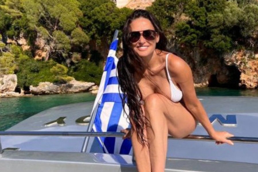 Ντέμι Μουρ: Ποζάρει με σέξι μαγιό και φόντο την ελληνική σημαία πάνω στο σκάφος της