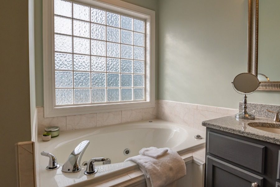 Έτσι θα καθαρίσετε το μπάνιο σας, χωρίς να τρίβετε για ώρες